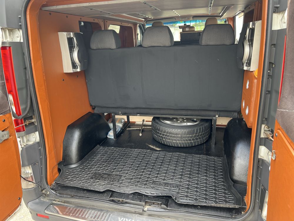 Opel Vivaro Long пассажир 9 мест , 2.0 мотор , 6 ступка ,