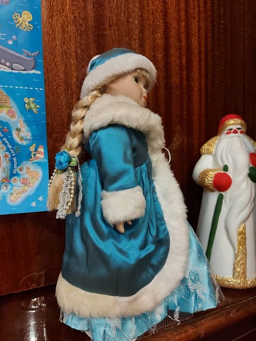 Дед мороз и снегурка под ёлку.