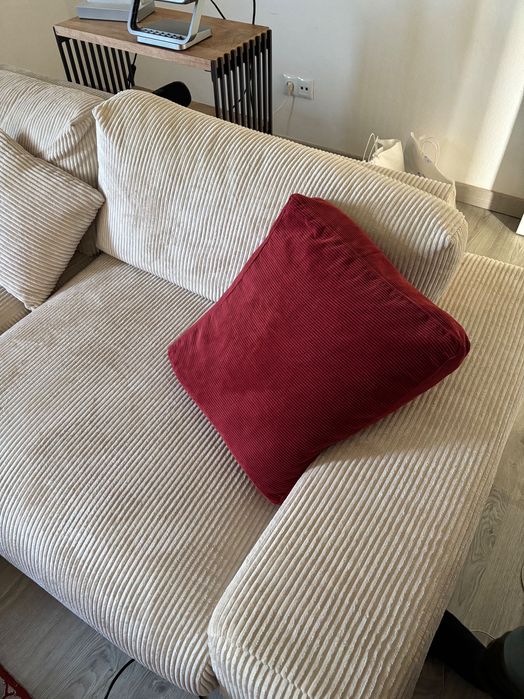 Sofá bege de veludo cotelê