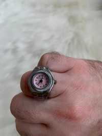 Srebrny sygnet zegarek na palec z okrągłą różową tarczą