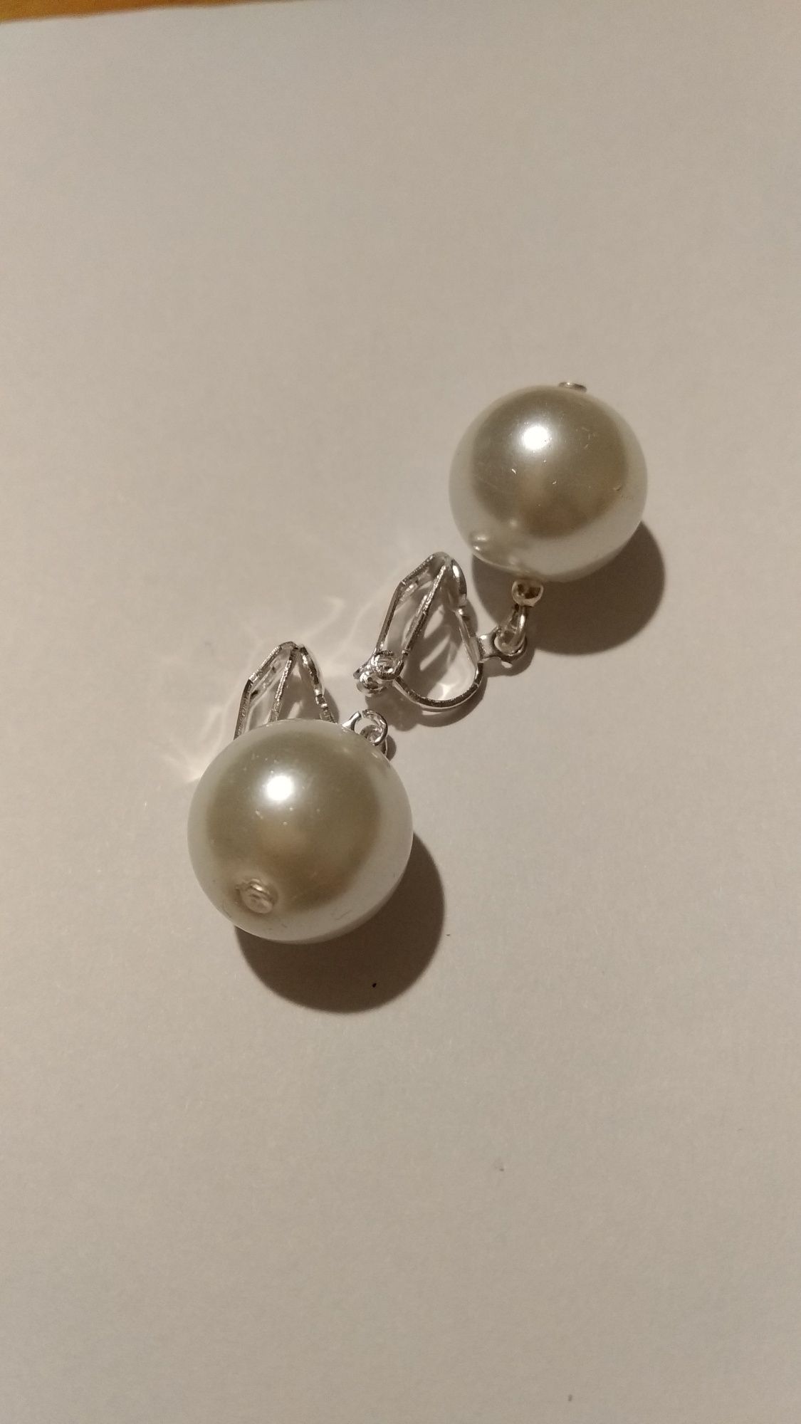 Klipsy perły białe.