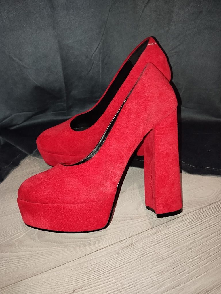 buty na wysokim obcasie