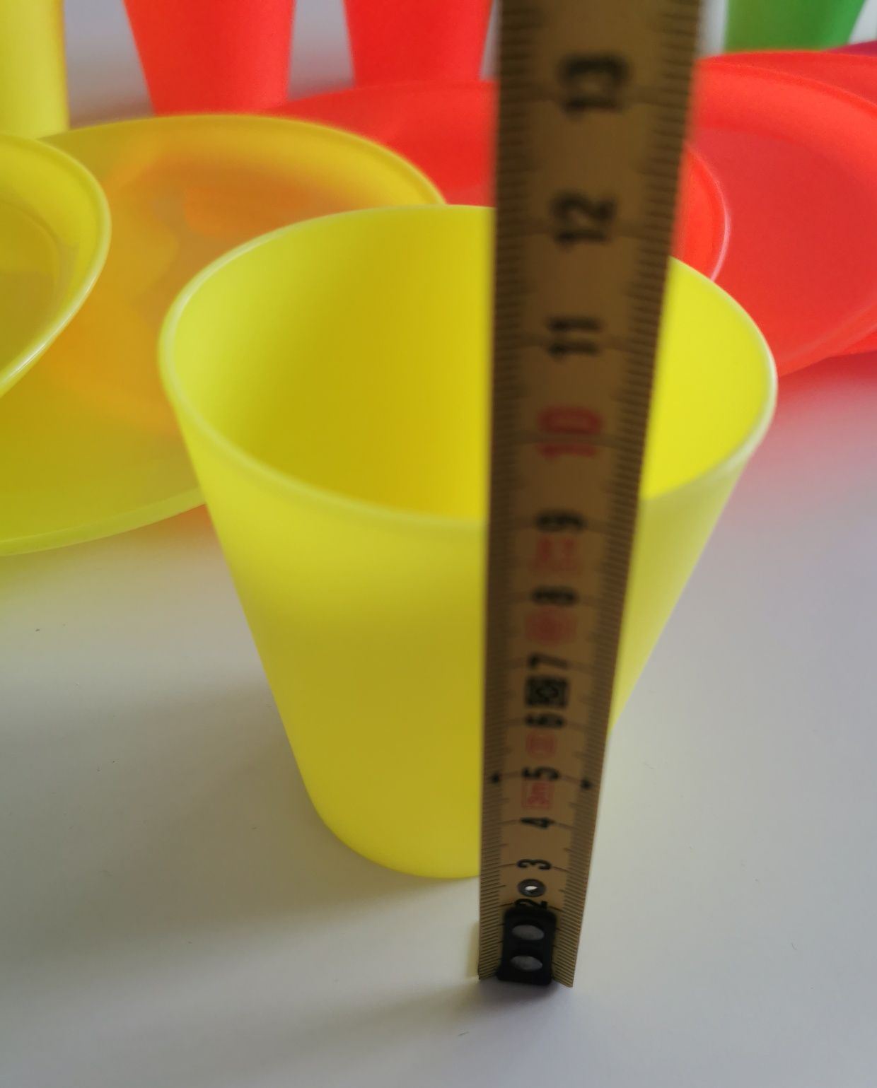 Zestaw 14 talerzyków i 12 kubków plastikowych nietłukące