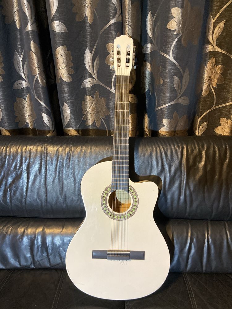 Guitara Harley Benton. Modelo CG200CE-White