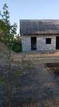 Будинок біля чистого озера