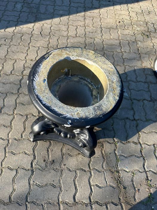 Betonowe donice ze stołem