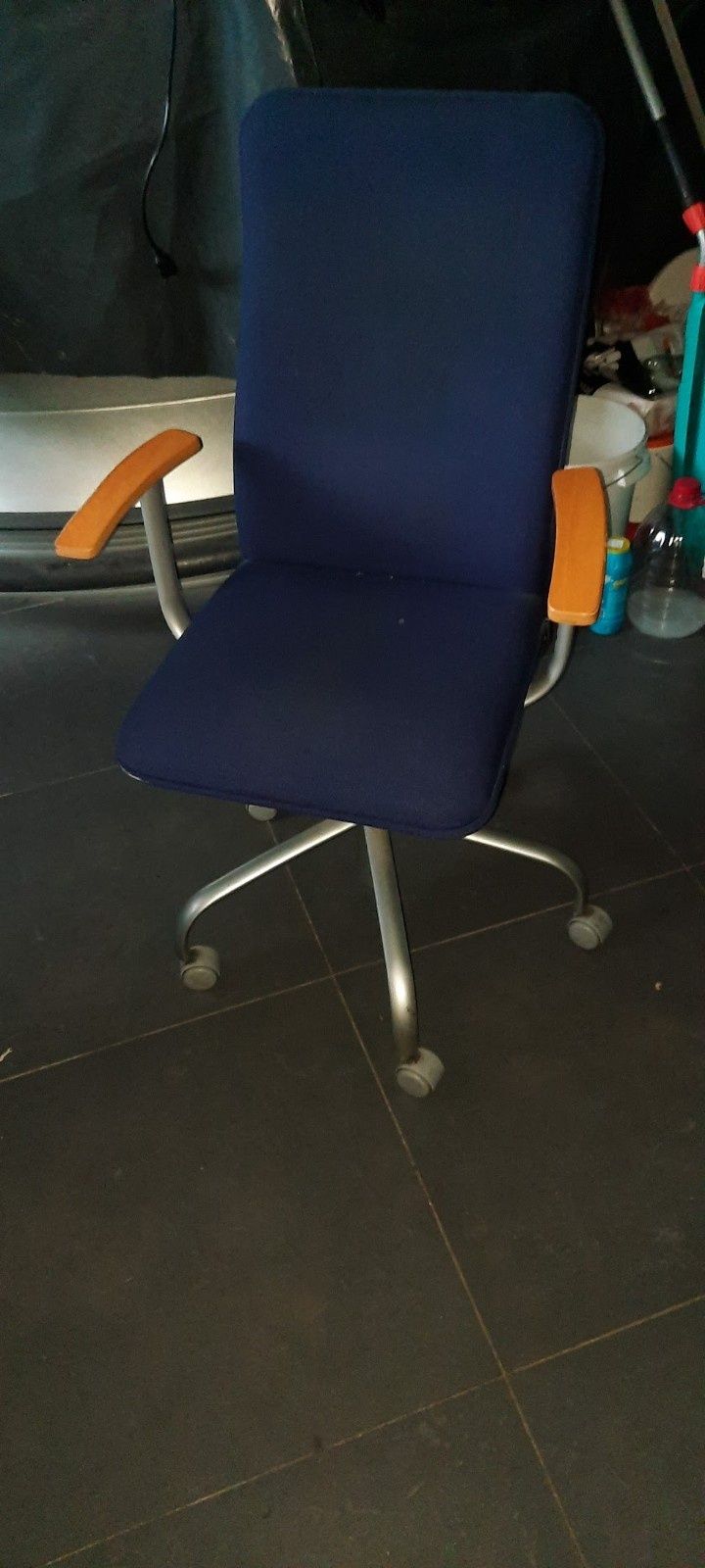 Продам офісні крісла