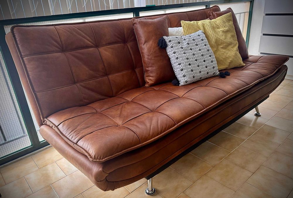 Sofá-Cama em Pele Castanha + 2 Almofadas – Excelente Estado
