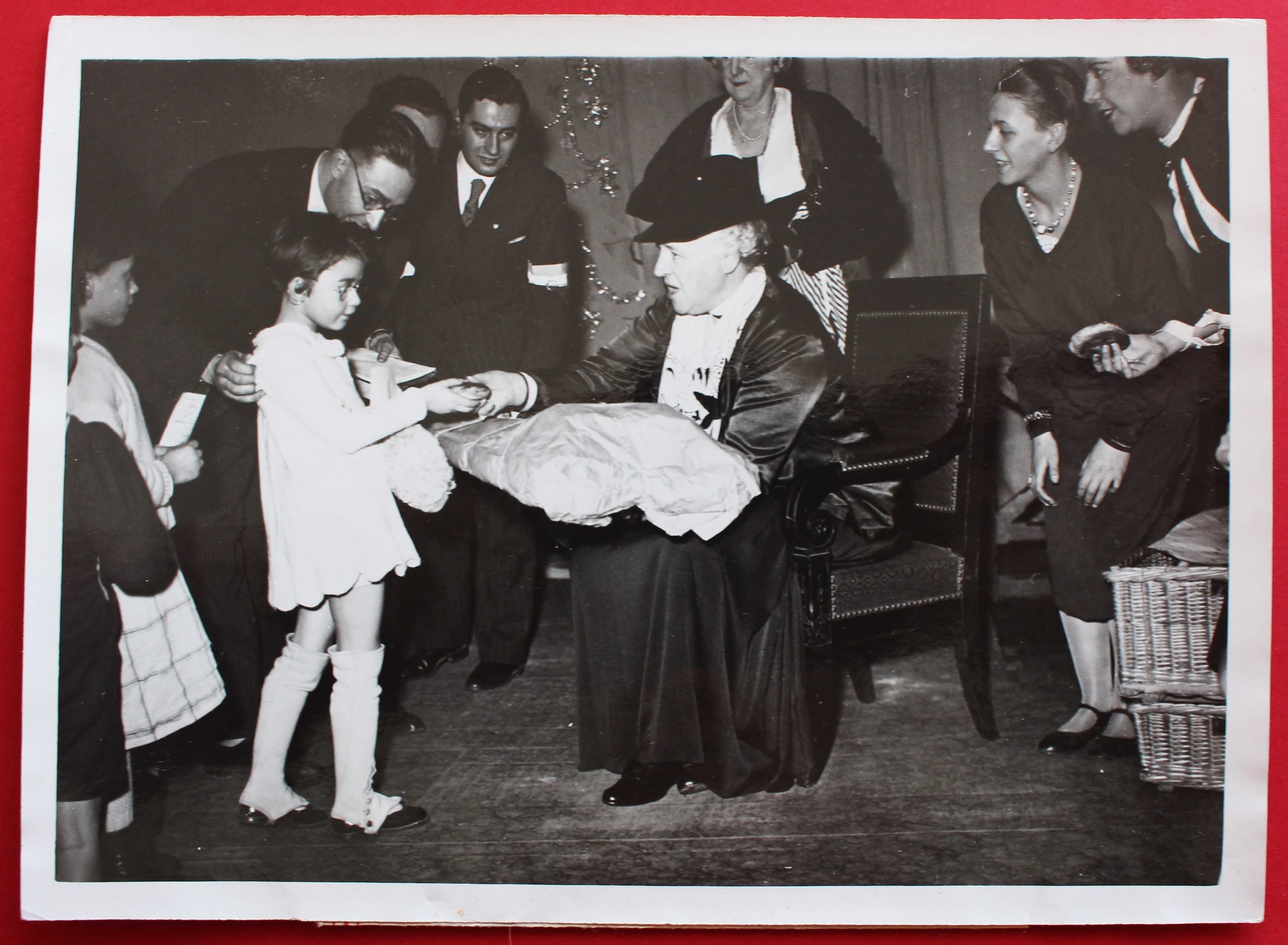 Rainha D Amélia distribuindo presentes filhos de desempregados, 1936