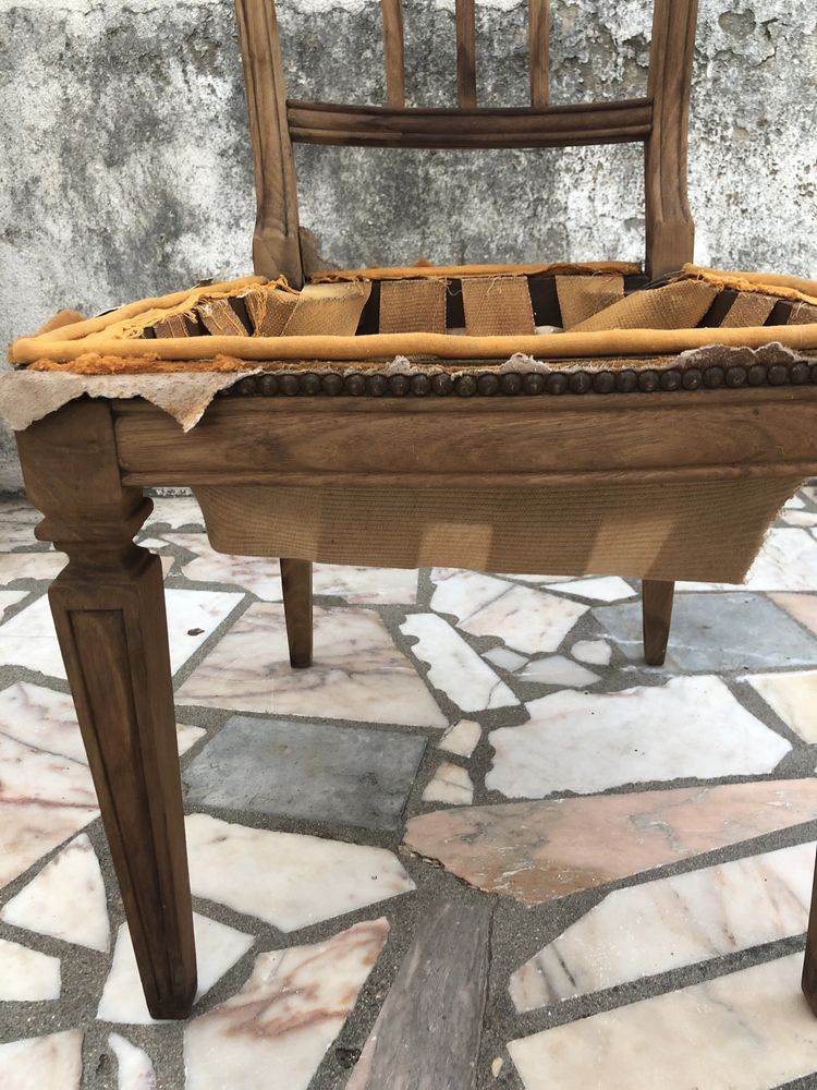 Cadeira de madeira para restauro