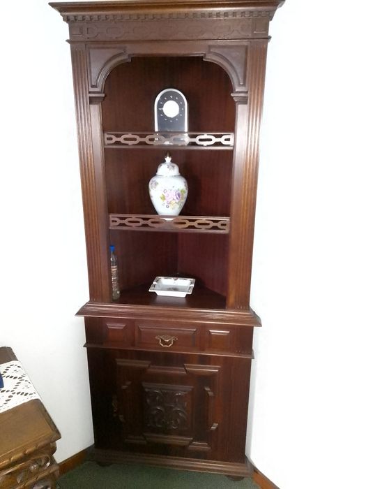 Móvel de canto em madeira