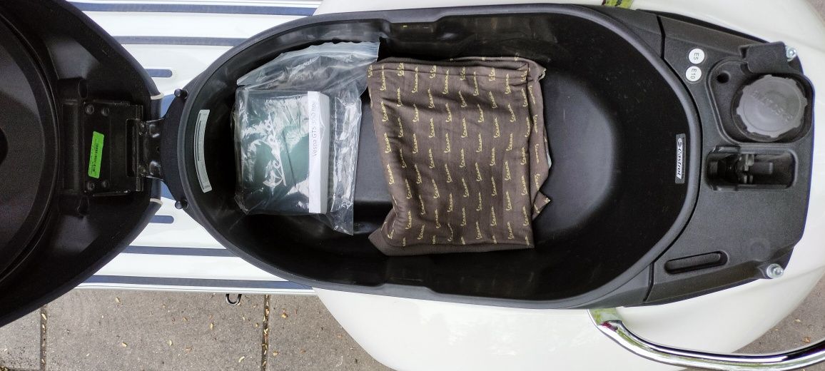 Piaggio Vespa GTS 300 Yacht Club