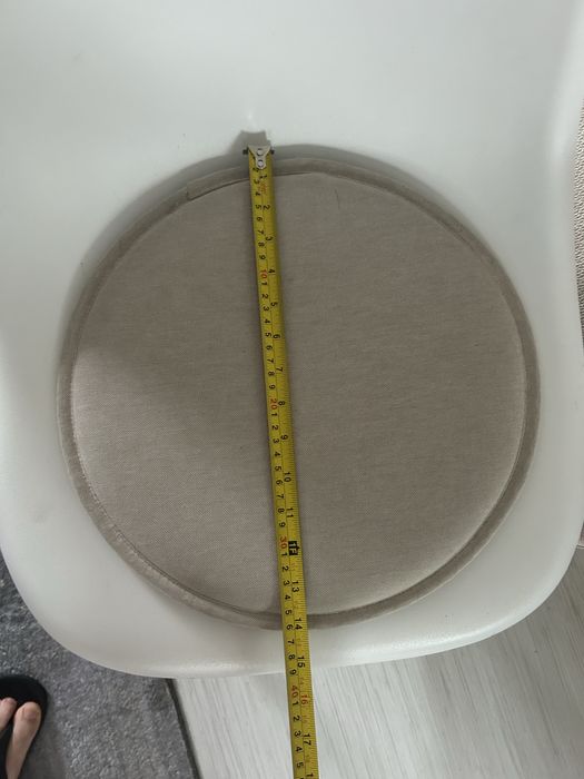 Krzeslo biale drewniane nogi