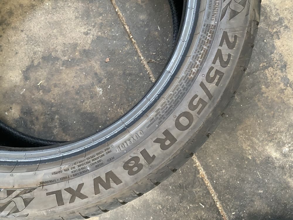 Dois pneus usados, Michelin e Continental