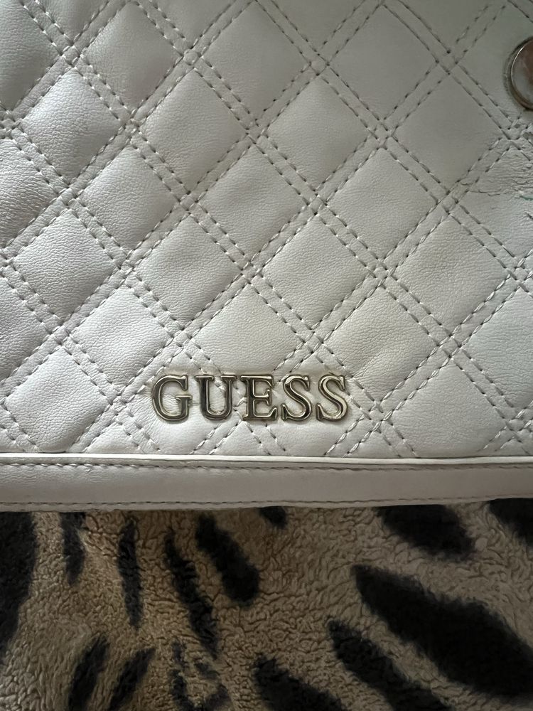 Сумка Guess  купувала в Італіі в офіційниму манащині .
