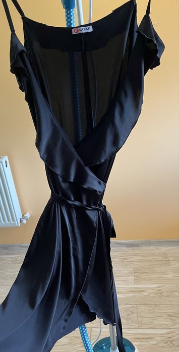 Черное шелковое платье на запах