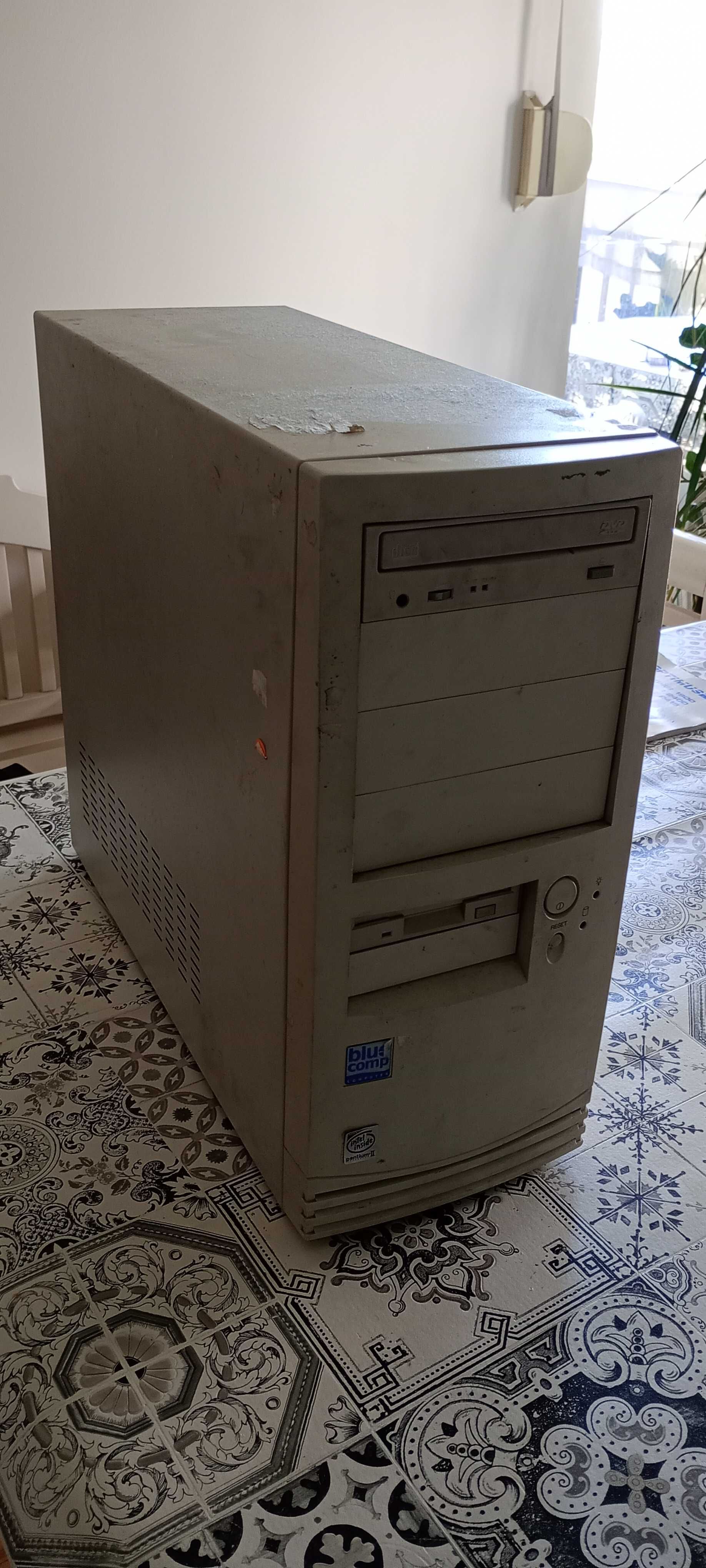 Retro komputer  z lat 90 + CD z Windows 95 (+klucz)