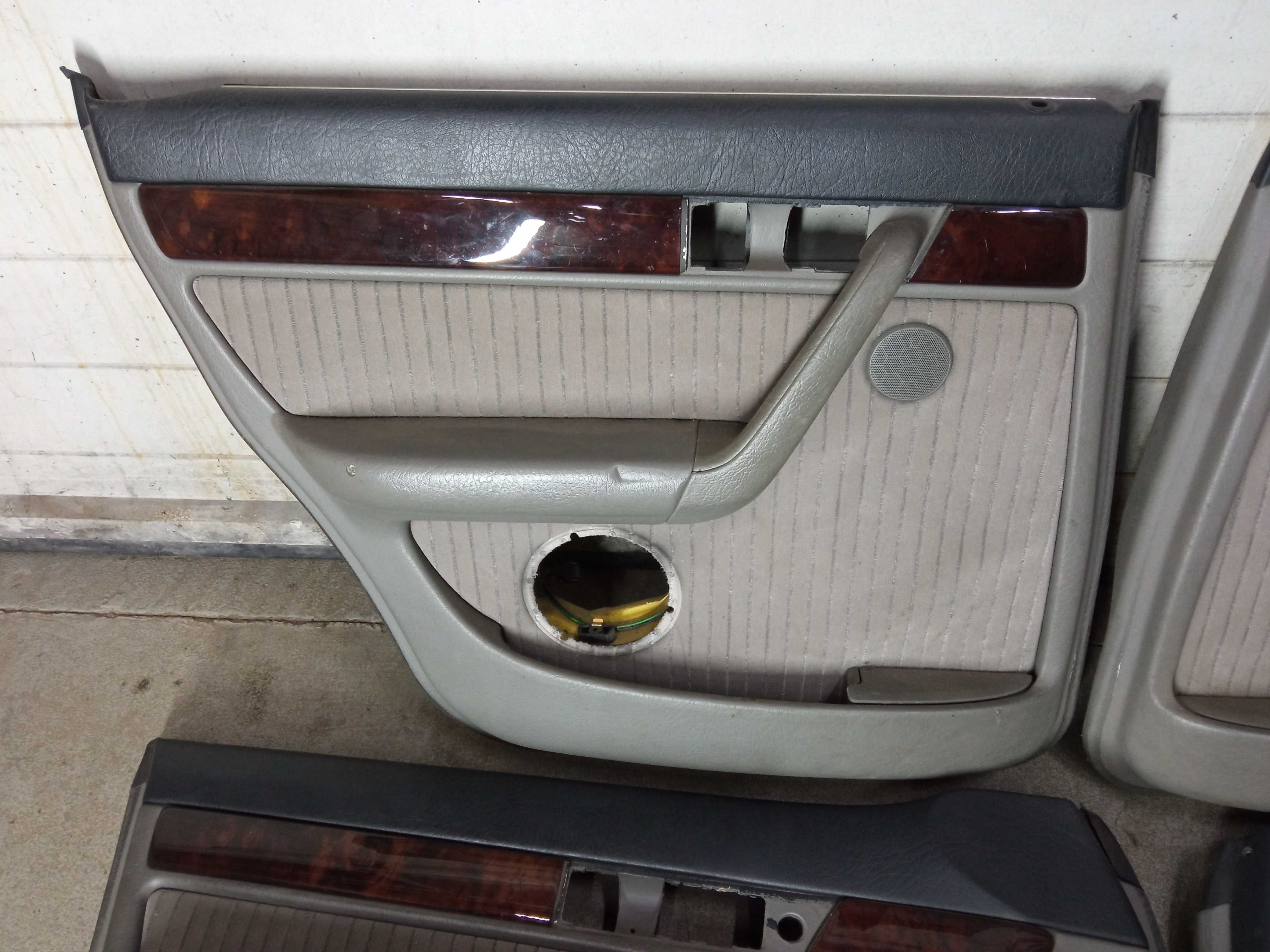 Boczek boczki tapicerka drzwi lewy prawy przód tył Audi A6 C4
