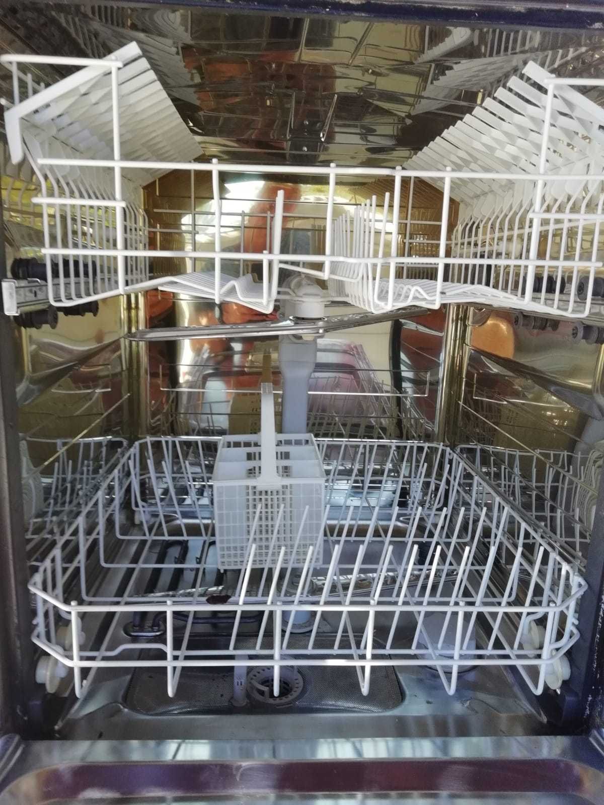 Móvel com máquina de costura Oliva