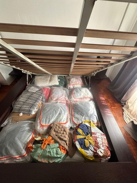 Cama de casal+mesa de cabeceira+aparador