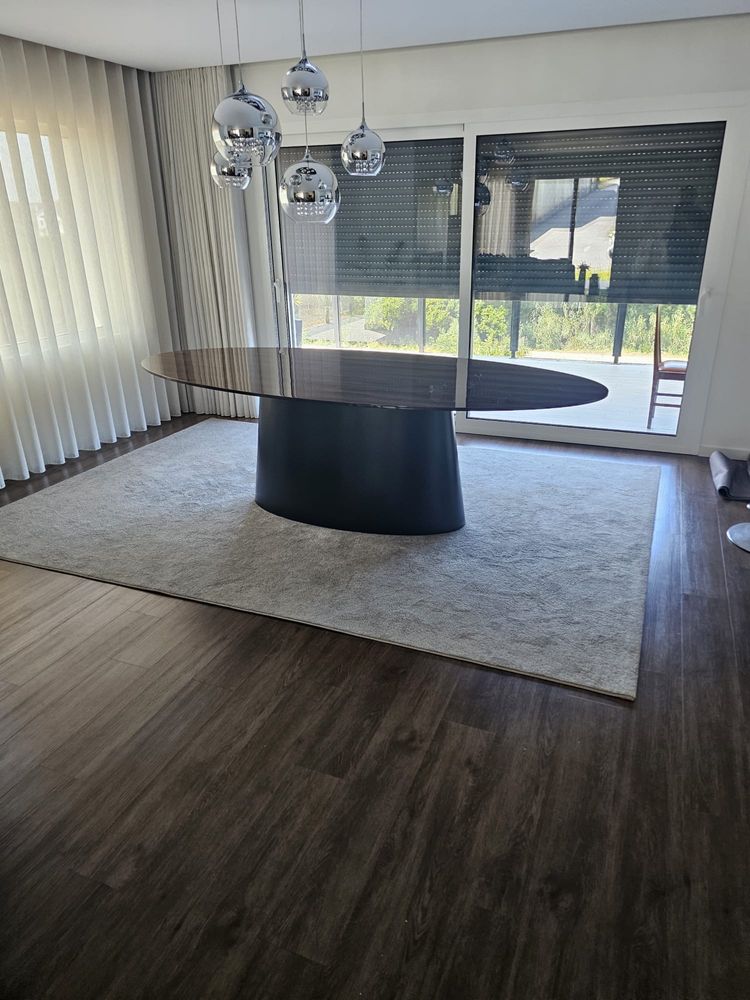 Mesa oval complectamente nova