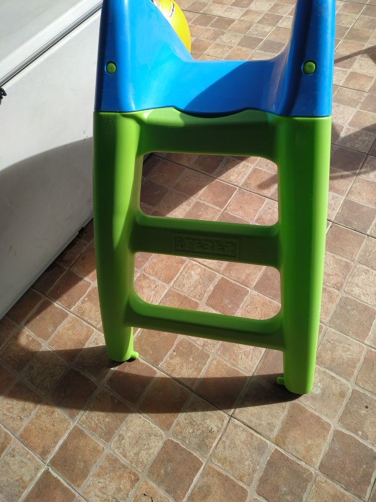 Escorrega pequeno para criança
