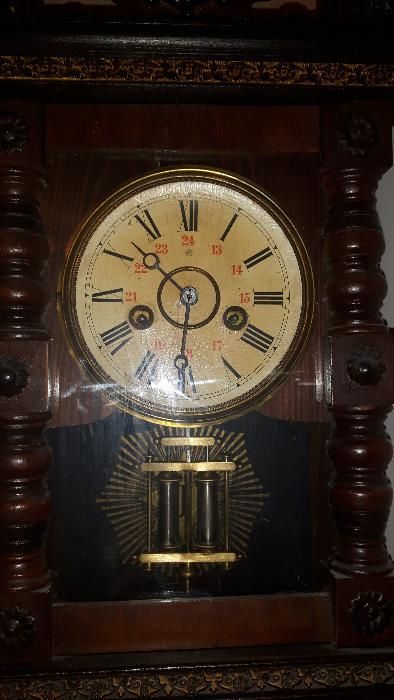 stary zegar kapliczka