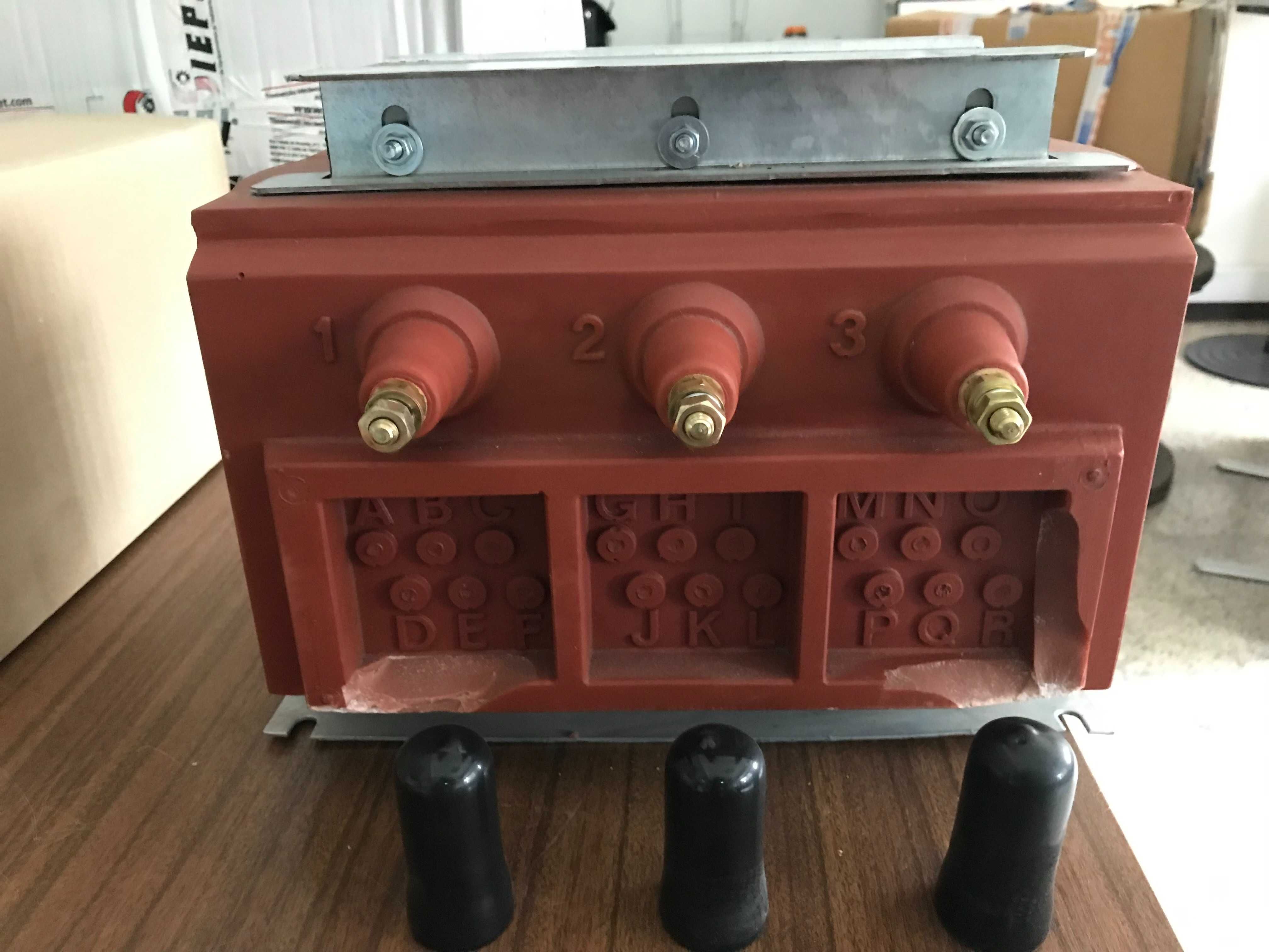 Transformador trifásico isol. 6350V 120V+/ 10%+/-20%,1750VA