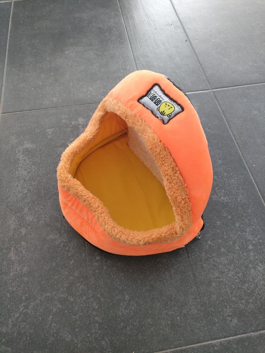 Cama com de laranja para gato