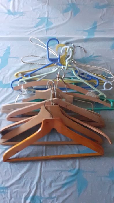 Вішаки,сітки для одягу і підставки.