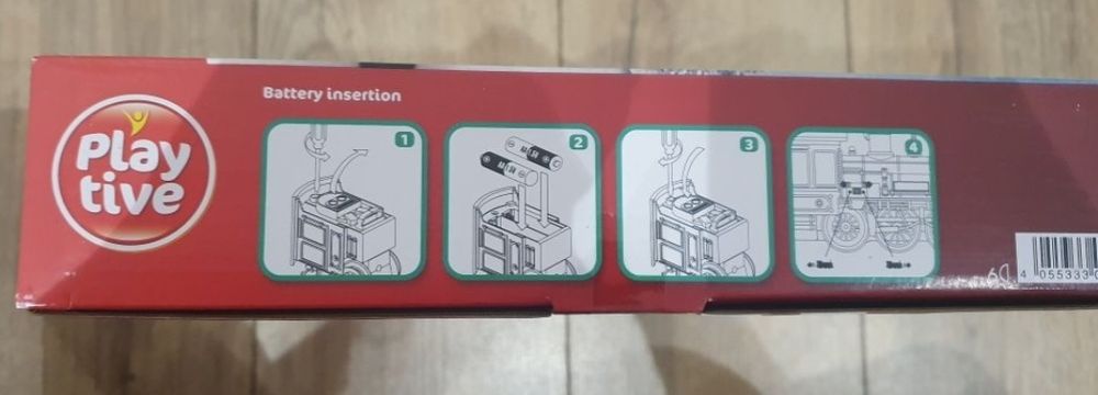 Pociąg elektryczny z torami świeci i wydaje dźwięki