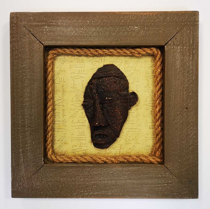 Ozdoba na ścianę twarz na tle hieroglifów