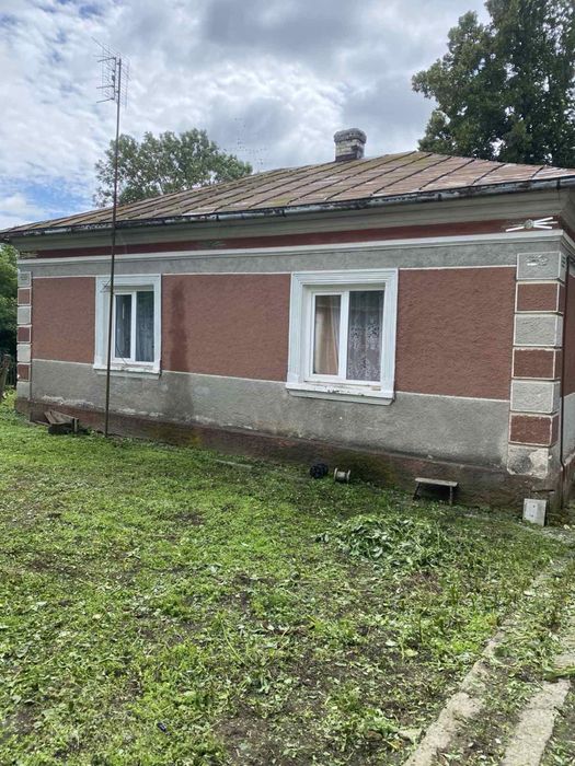 Продається будинок із земельною ділянкою