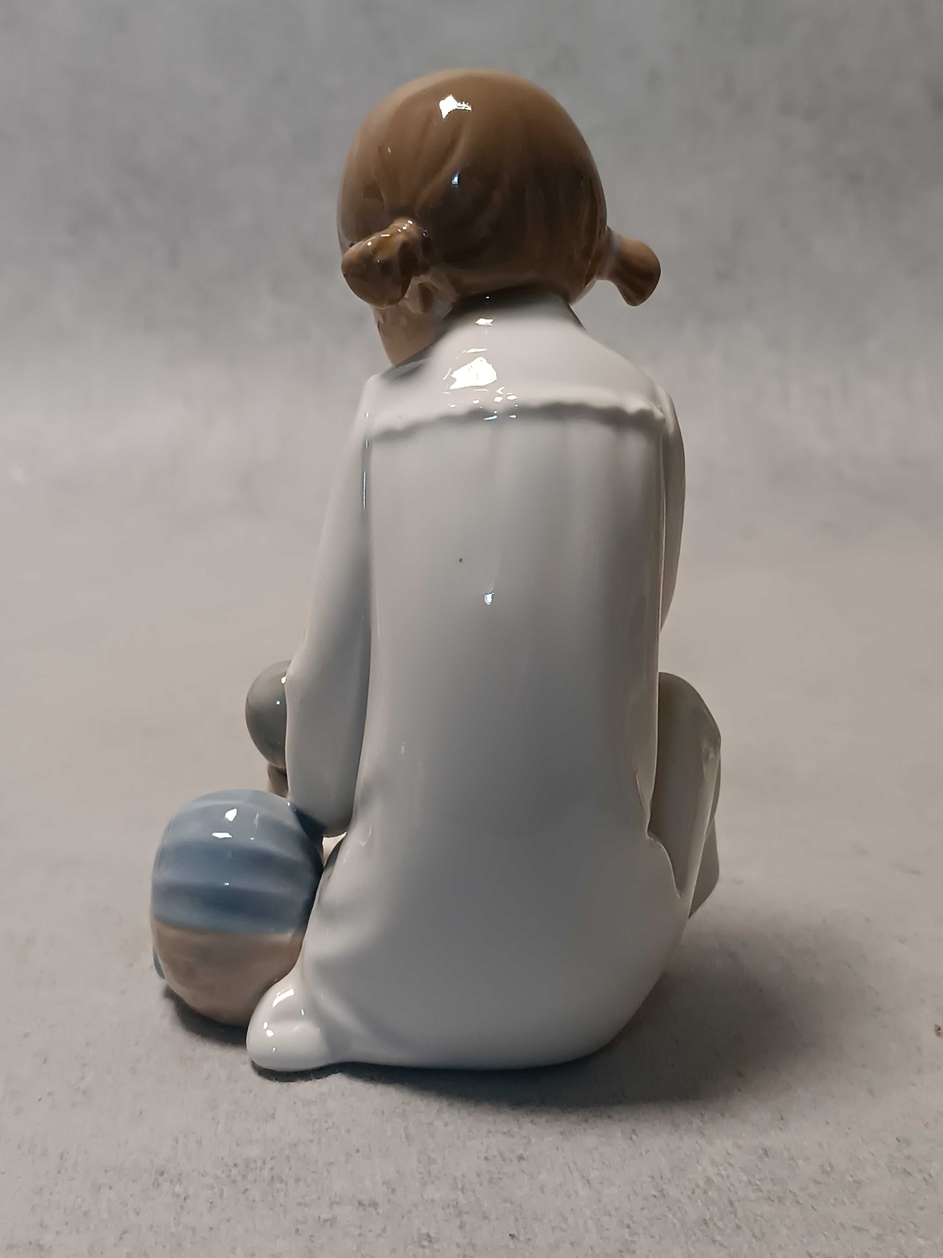 LLADRO seria Zaphir Dziewczynka z lalką