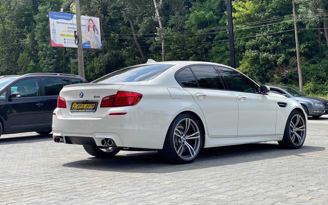 BMW M5       2012