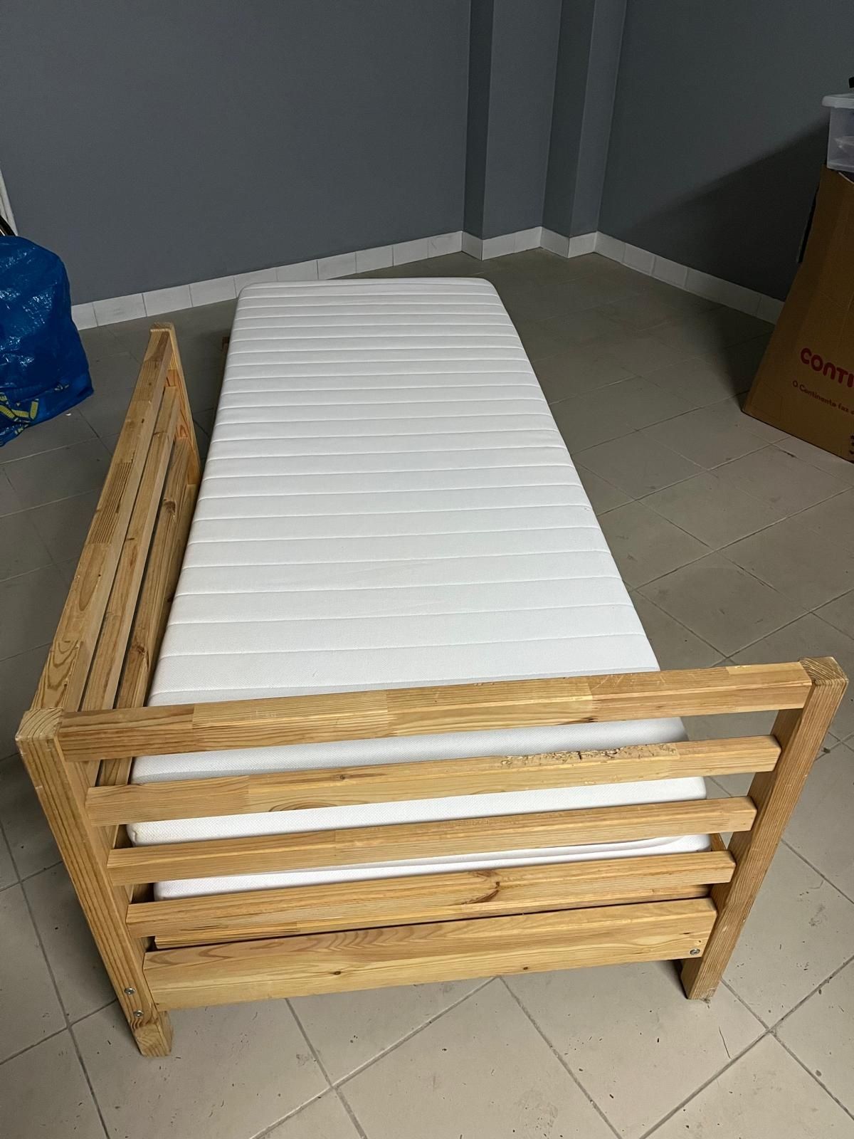 Cama dupla (2 colchões individuais) / sofá