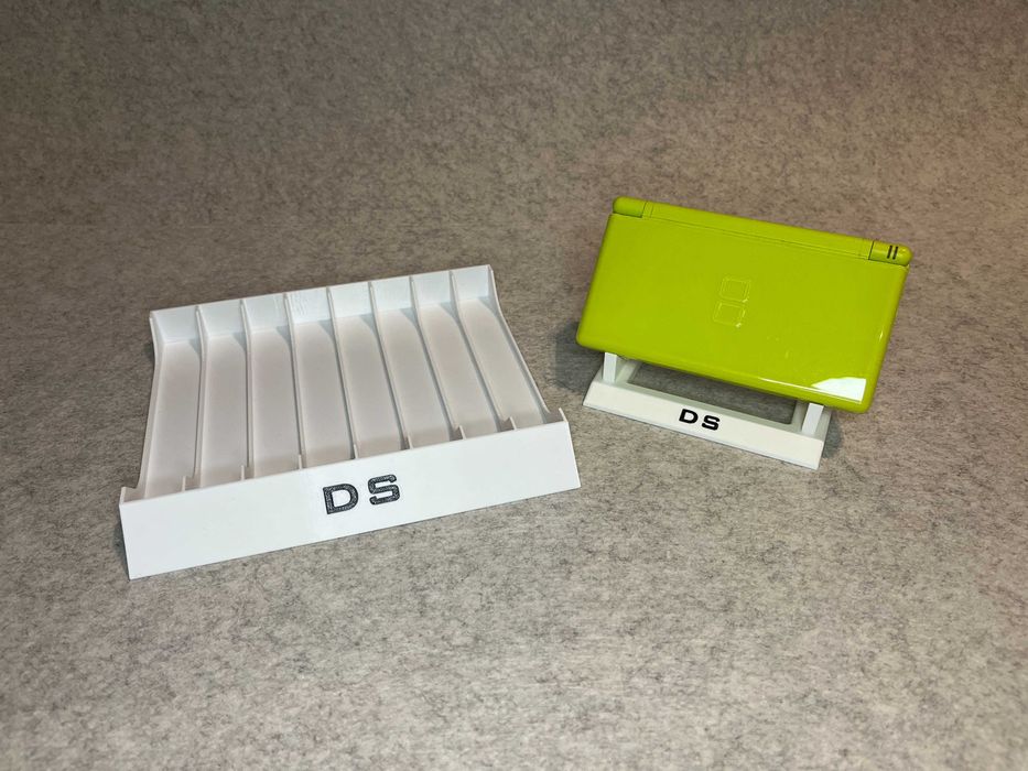 Zestaw stojakow na 8 gier oraz konsole Nintendo DS
