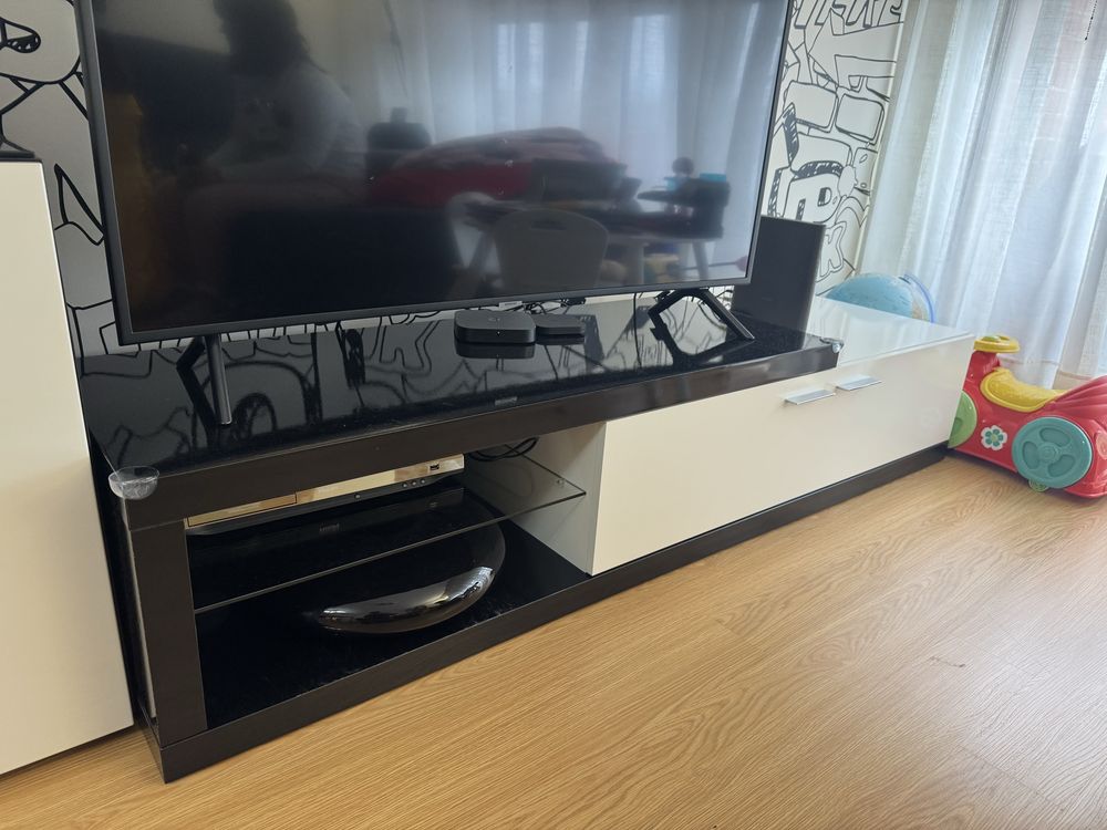 Mesa de Tv branco e preto