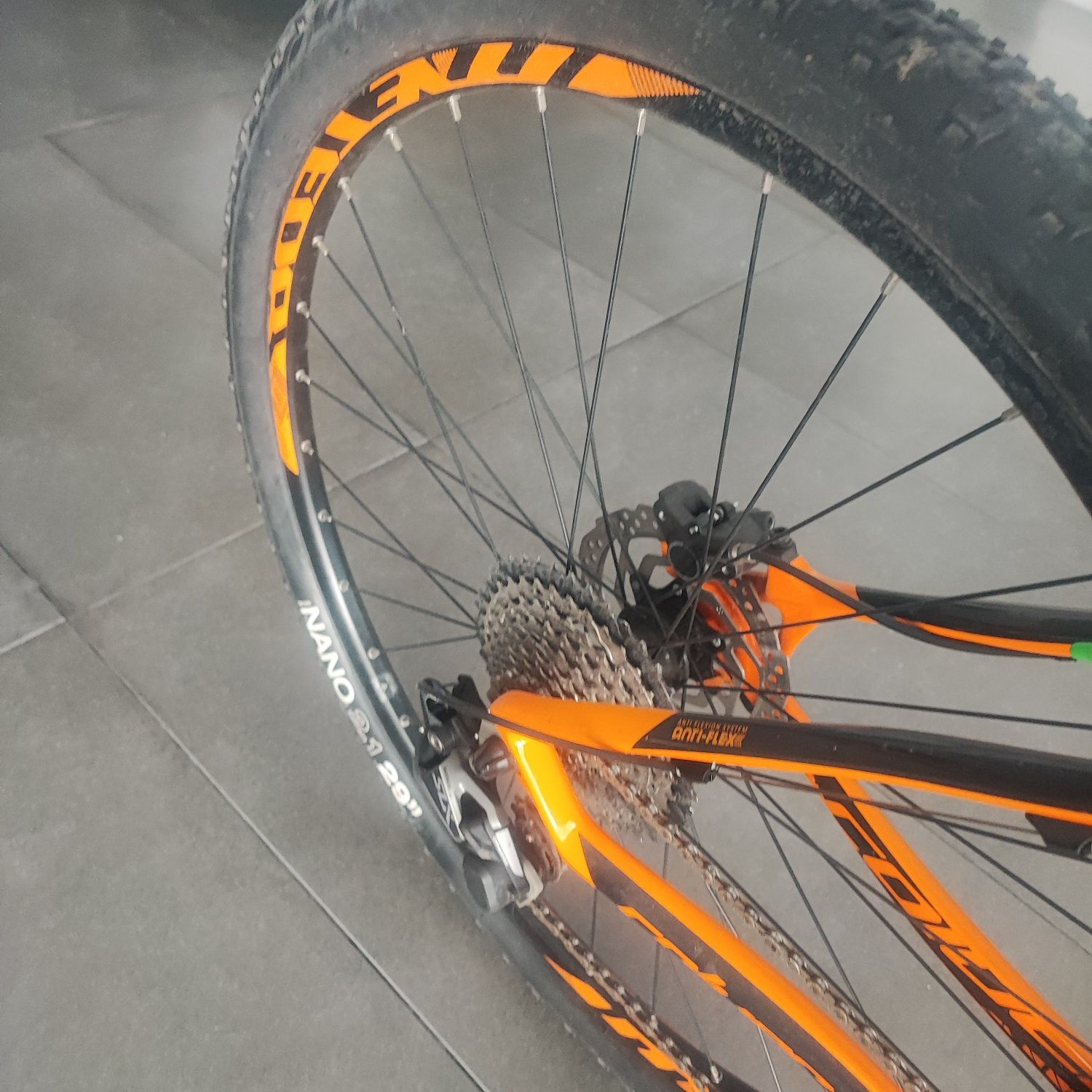 Bicicleta BTT Sava Carbon – RockShox – Rodas Carbono – Shimano Deore 1
