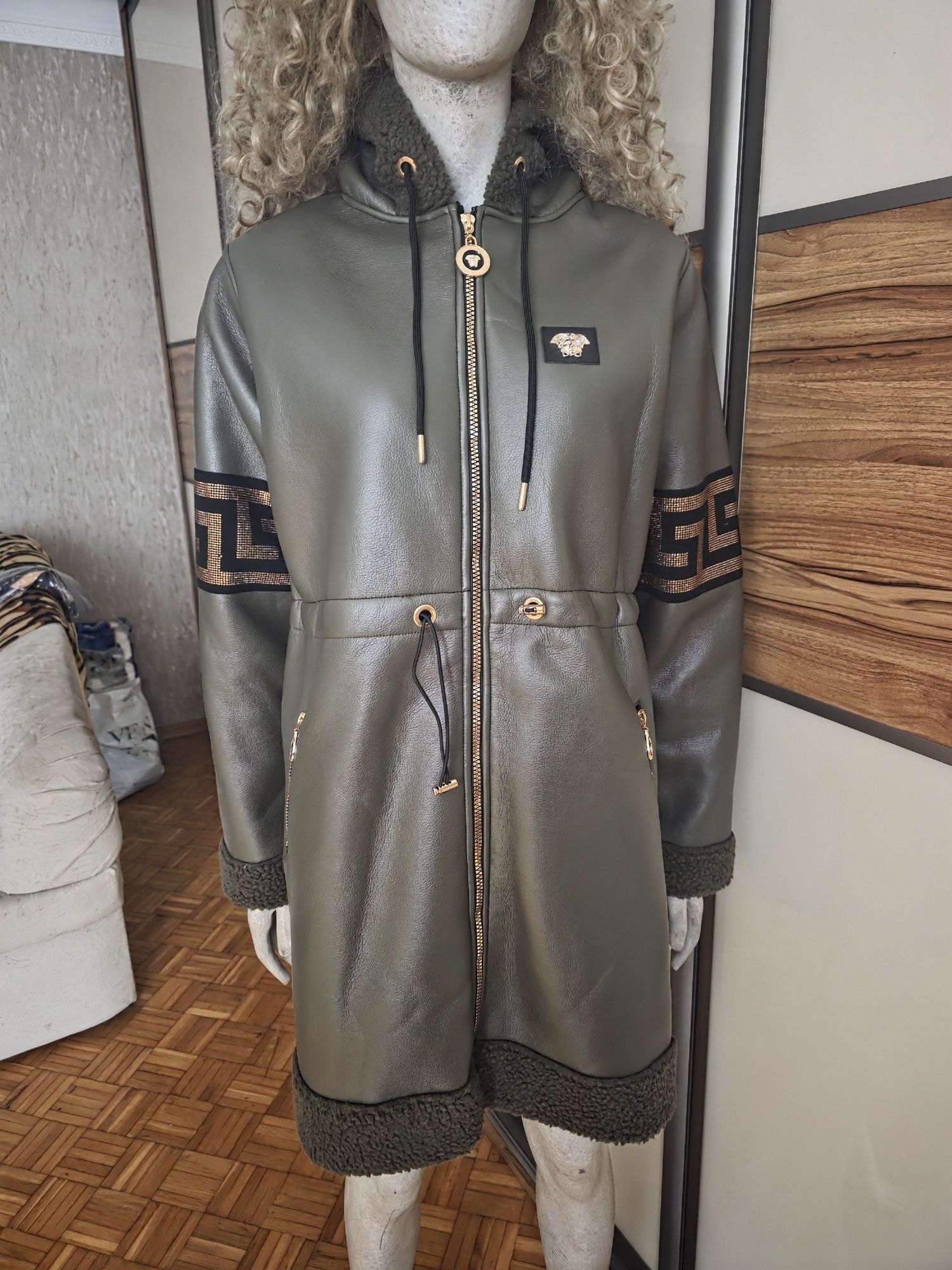 Kożuch Versace w kolorze khaki z cyrkoniami złotymi