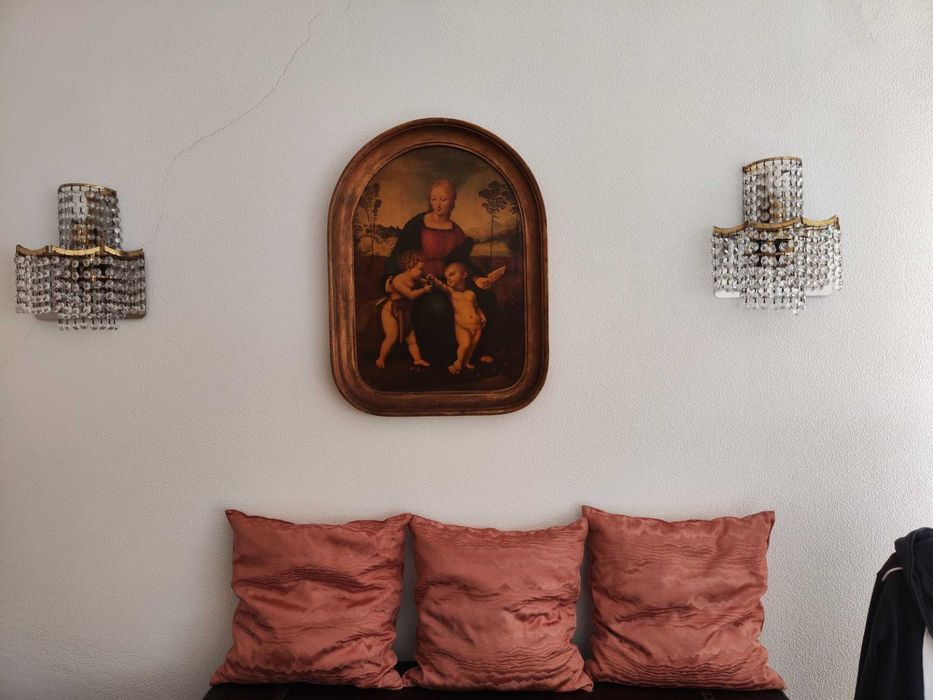 Quadro com pintura religiosa e moldura em madeira