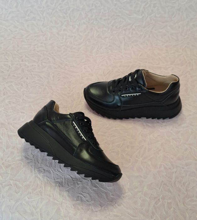 Жіночі натуральні шкіряні кросівки чорні на високій підошві 36 23,5 см