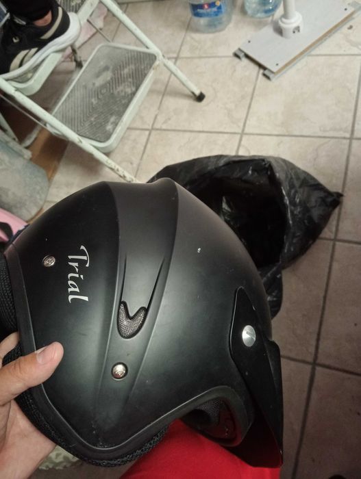 Capacete preto para mota