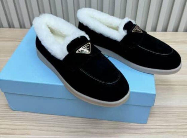 Классные лоферы  натуральная замша и овчина известного бренда Prada.