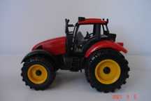 Zabawka traktor z napędem