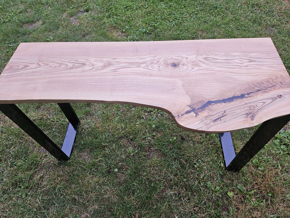 Biurko loftowe z litego drewna z żywicą