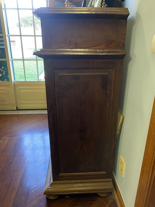 Movel em madeira maciça trabalhada