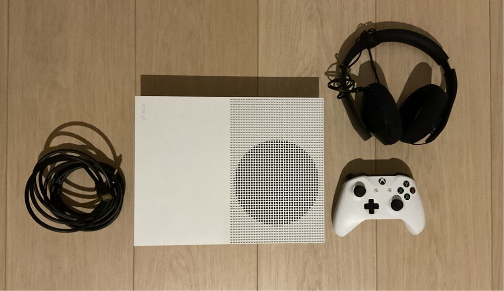 Xbox One S 1T + pad + sluchawki gamingowe Xbox