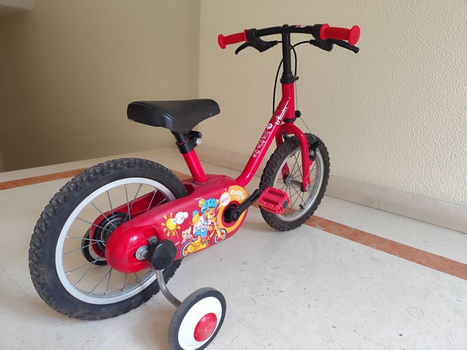 Bicicleta BTWIN da Decatlón para crianças dos 3 aos 7 anos com apoio