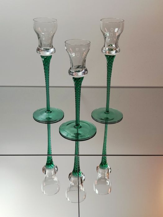 Zestaw 3 szklanych świeczników z zieloną, skręcaną nóżką, 20 cm